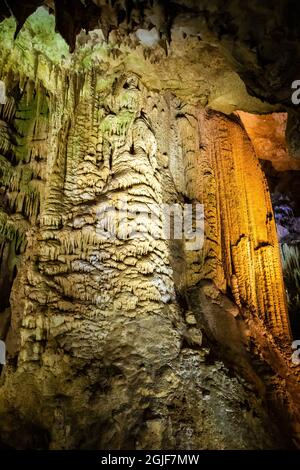 Coloré souterrain Prométhée formations de la grotte illuminées, région d'Imereti en Géorgie Banque D'Images
