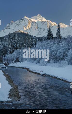 États-Unis, État de Washington. Mont Shuksan vu de la vallée de la rivière Nooksack en hiver, North Cascades. Banque D'Images