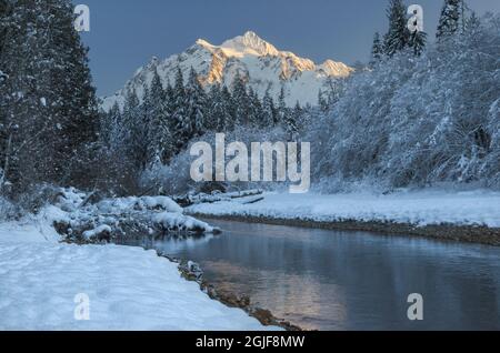 États-Unis, État de Washington. Mont Shuksan vu de la vallée de la rivière Nooksack en hiver, North Cascades. Banque D'Images