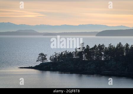 Samish Bay vue du point de vue le long de Chuckanut Drive, Bellingham, État de Washington Banque D'Images