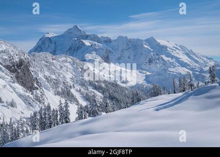 Mont Shuksan en hiver, vu de Kulshan Ridge, Heather Meadows Recreation Area, North Cascades, État de Washington Banque D'Images