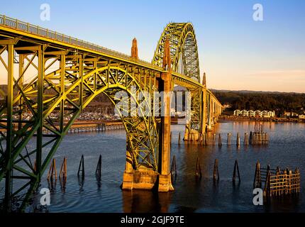États-Unis, Oregon, Newport. Coucher de soleil sur Yaquina Bay Bridge. Crédit : Jean carter / Galerie Jaynes / DanitaDelimont.com Banque D'Images