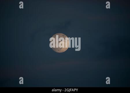 Une magnifique lune monte le ciel au-dessus de la plage de fort Lauderdale à la tombée de la nuit. Banque D'Images