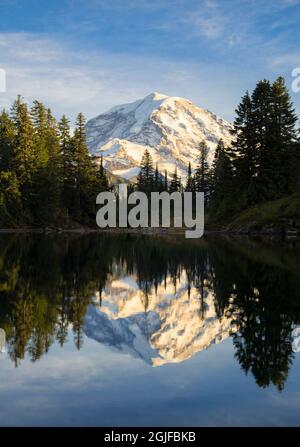 ÉTATS-UNIS. Etat de Washington. Mt. Rainier se reflète dans le lac Eunice, lumière du soir, Mt. Parc national de Rainier. Banque D'Images