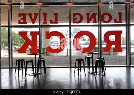 Signe de long Live Rock sur la fenêtre de Rock and Roll Hall of Fame.Cleveland.Ohio.USA Banque D'Images