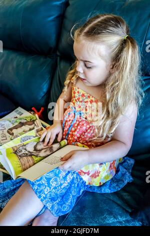 fille de 3 ans qui lit des livres pour elle-même. (M.) Banque D'Images