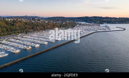 États-Unis, État de Washington, Seattle. Bateaux amarrés à Shilshole Marina et à Elliott Bay. Banque D'Images