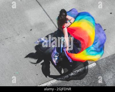 États-Unis, État de Washington, Seattle, femme avec foulard arc-en-ciel dansant à Seattle Pride Parade. (Usage éditorial uniquement) (MR) Banque D'Images