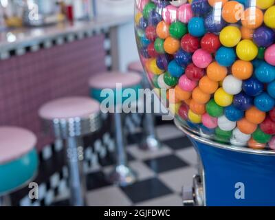 États-Unis, État de Washington, Port Townsend. Machine Gumball et tabourets vintage à la crème glacée. Banque D'Images