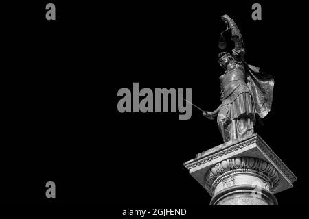 Lady Justice avec statue de balance au sommet d'une ancienne colonne dans le centre de Florence, érigée au XVIe siècle (noir et blanc avec espace copie Banque D'Images