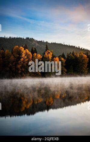 États-Unis, État de Washington, CLE Elum. La couleur d'automne par un étang dans le centre de Washington. Banque D'Images