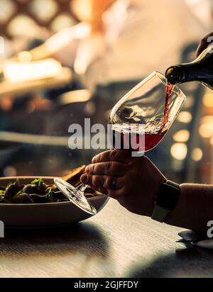 États-Unis, État de Washington, Woodinville. Vin rouge versé au restaurant et bar Heritage dans leur verre de marque. Banque D'Images