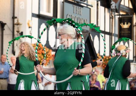 Beggarss' Oak Clog danse à l'Abbots Bromley Horn Dance. Ils ont été formés en 1983 et sont une équipe mixte de sabots morris dansant dans la tradition du Nord-Ouest. Banque D'Images