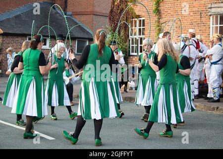 Beggarss' Oak Clog danse à l'Abbots Bromley Horn Dance. Ils ont été formés en 1983 et sont une équipe mixte de sabots morris dansant dans la tradition du Nord-Ouest. Banque D'Images