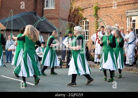 Beggarss' Oak Clog danse à l'Abbots Bromley Horn Dance. Ils ont été formés en 1983 et sont une équipe mixte de sabots morris dansant dans la tradition du Nord-Ouest. Banque D'Images