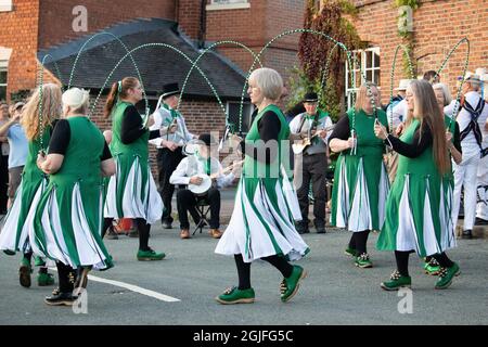 Beggarss' Oak Clog danse à l'Abbots Bromley Horn Dance. Ils ont été formés en 1983 et sont une équipe mixte de sabots morris dansant dans la tradition du Nord-Ouest. Banque D'Images