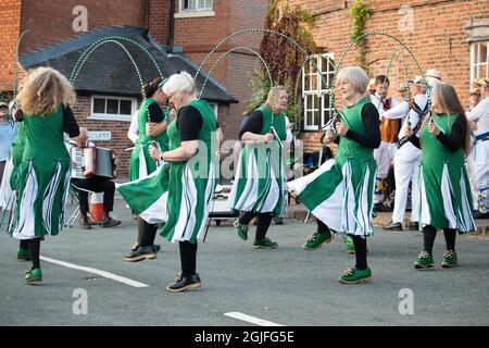 Beggarss' Oak Clog danse à l'Abbots Bromley Horn Dance. Ils ont été formés en 1983 et sont une équipe mixte de sabots morris dansant dans la tradition du Nord-Ouest. Banque D'Images