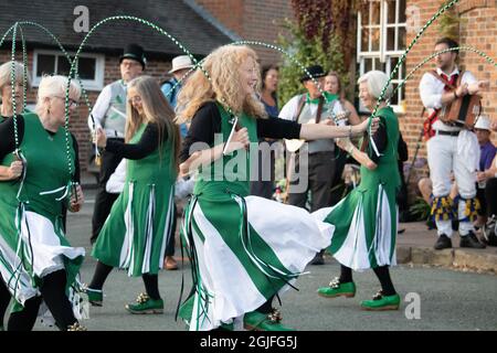 Beggarss' Oak Clog danse à l'Abbots Bromley Horn Dance. Ils ont été formés en 1983 et sont une équipe mixte de sabots morris dansant dans la tradition du Nord-Ouest. Banque D'Images