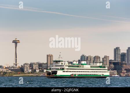 États-Unis, État de Washington, Puget Sound. Ferry de l'État de Washington à Elliott Bay. Space Needle en rénovation. Front de mer et horizon Banque D'Images