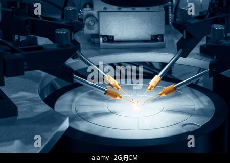 Procédé technologique de soudage et de montage de puces, machine de soudage automatisée à l'intérieur de l'industrie, concept de fabrication de micro-électronique Banque D'Images