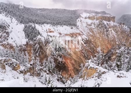 États-Unis, Wyoming, parc national de Yellowstone. La neige printanière couvre le Grand Canyon de Yellowstone. Banque D'Images