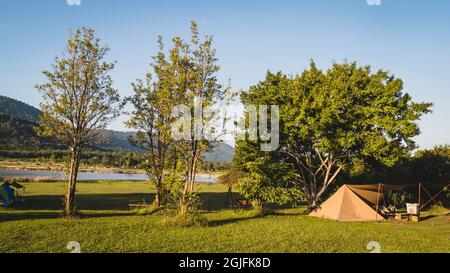 camping tente touristique dans les montagnes près du lac, parc national de Khao Yai, Thaïlande Banque D'Images