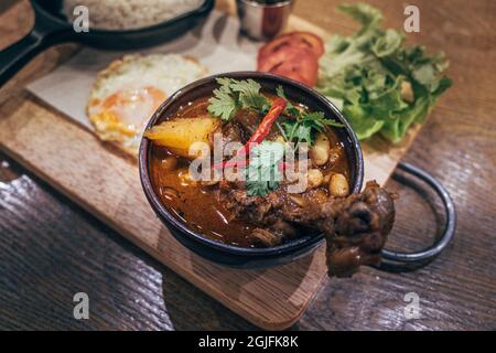 Masaman Curry thaïlandais indien avec poulet et pommes de terre Est influencé par les cultures musulmanes malaises et thaïlandaises Banque D'Images