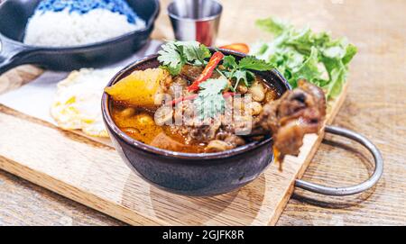 Masaman Curry thaïlandais indien avec poulet et pommes de terre Est influencé par les cultures musulmanes malaises et thaïlandaises Banque D'Images