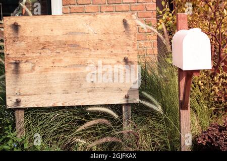 Panneau en bois pour les mots sur fond blanc blanc nature house vintage lettre post box Banque D'Images