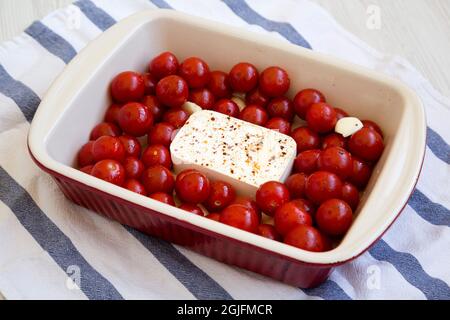 Pâtes à la tomate de feta maison dans un plat de cuisson, vue latérale. Banque D'Images