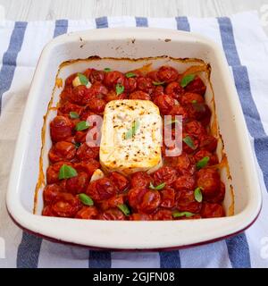 Pâtes à la tomate de feta maison dans un plat de cuisson, vue latérale. Banque D'Images