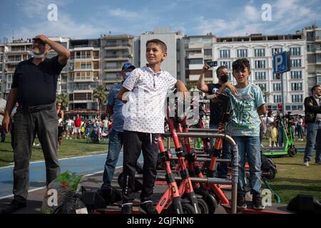 Izmir, Turquie. 09e septembre 2021. Izmir marque le 99e anniversaire de sa libération de l'occupation. La Journée de l'indépendance d'Izmir est une journée de commémoration célébrée en Turquie le 9 septembre. Il commémore la libération de Smyrna (ızmir) de l'occupation grecque par Mustafa Kemal Ataturk en 1922. Personnes célébrant le 9 septembre dans le quartier Alsancak de la ville. Regarder des spectacles aériens, des défilés de cavalries et des spectacles militaires. Credit: UYGAR Özel/Alay Live News Banque D'Images