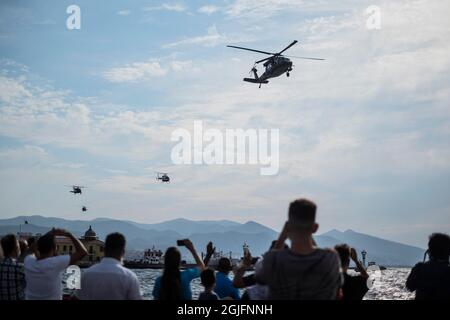 Izmir, Turquie. 09e septembre 2021. Izmir marque le 99e anniversaire de sa libération de l'occupation. La Journée de l'indépendance d'Izmir est une journée de commémoration célébrée en Turquie le 9 septembre. Il commémore la libération de Smyrna (ızmir) de l'occupation grecque par Mustafa Kemal Ataturk en 1922. Personnes célébrant le 9 septembre dans le quartier Alsancak de la ville. Regarder des spectacles aériens, des défilés de cavalries et des spectacles militaires. Credit: UYGAR Özel/Alay Live News Banque D'Images