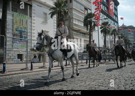 Izmir marque le 99e anniversaire de sa libération de l'occupation. La Journée de l'indépendance d'Izmir est une journée de commémoration célébrée en Turquie le 9 septembre. Il commémore la libération de Smyrna (ızmir) de l'occupation grecque par Mustafa Kemal Ataturk en 1922. Personnes célébrant le 9 septembre dans le quartier Alsancak de la ville. Regarder des spectacles aériens, des défilés de cavalries et des spectacles militaires. Banque D'Images