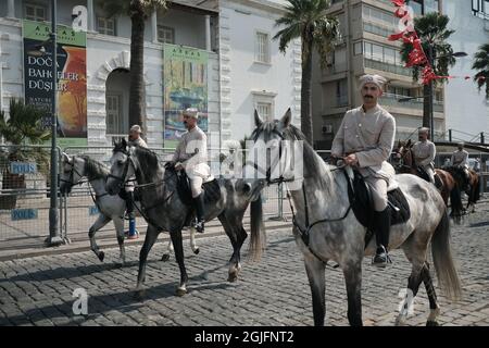 Izmir marque le 99e anniversaire de sa libération de l'occupation. La Journée de l'indépendance d'Izmir est une journée de commémoration célébrée en Turquie le 9 septembre. Il commémore la libération de Smyrna (ızmir) de l'occupation grecque par Mustafa Kemal Ataturk en 1922. Personnes célébrant le 9 septembre dans le quartier Alsancak de la ville. Regarder des spectacles aériens, des défilés de cavalries et des spectacles militaires. Banque D'Images