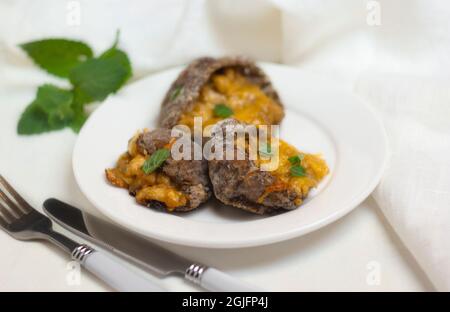 Champignons de parasol farcis sur une assiette blanche Banque D'Images