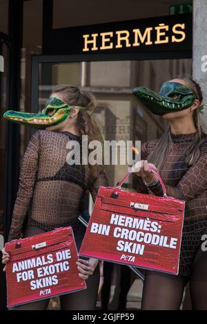 Londres, Royaume-Uni. 8 septembre 2021. Deux partisans du PETA portant des masques de crocodile vénitien se posent devant le magasin Hermès de New Bond Street pour protester contre l'utilisation des peaux exotiques par la maison de luxe. La campagne de PETA a été lancée à la suite de la sortie de la vidéo du projet de gentillesse montrant des crocodiles mutilés, électrocoutés, poignardés et tournés sur des fermes en Australie avec des liens avec Hermès et PETA appellent la marque de mode à cesser d'utiliser des peaux exotiques pour leurs produits. Crédit : Mark Kerrison/Alamy Live News Banque D'Images