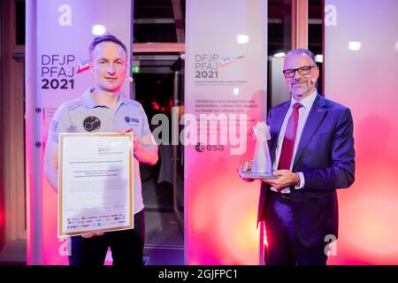 Berlin, Allemagne. 09e septembre 2021. Matthias Maurer (l), astronaute allemand, et Josef Aschbacher, directeur général de l'Agence spatiale européenne ESA, se réunissent après la cérémonie de remise du Prix franco-allemand de journalisme (DFJP) à la représentation de l'État de Rhénanie-du-Nord-Westphalie. Les astronautes Maurer et Pesquet ont reçu le Grand Prix franco-allemand des médias au nom de l'Agence spatiale européenne (ESA). Credit: Christoph Soeder/dpa/Alay Live News Banque D'Images