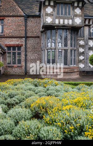 Extérieur du musée Ordsall Hall, ancien manoir datant de plus de 750 ans, situé à Salford, près de Manchester, Angleterre, Royaume-Uni Banque D'Images