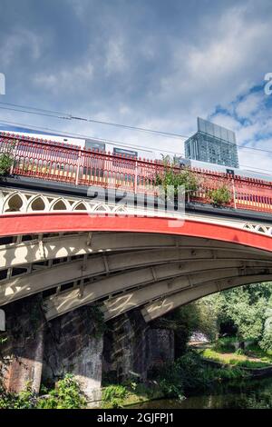 Pont au-dessus du canal Bridgewater dans le quartier Castlefield de Manchester, Angleterre, Royaume-Uni, avec la Tour Beetdam en arrière-plan Banque D'Images