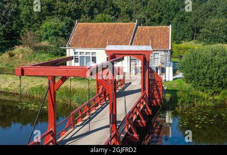 Pont historique rouge à Bourtange, village hollandais fortifié dans la province de Groningen Banque D'Images