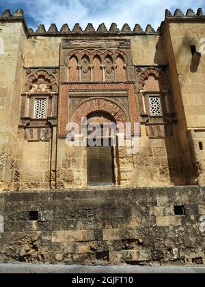 Photo verticale du mur extérieur de la cathédrale de Mezquita à Cordoue, en Espagne Banque D'Images