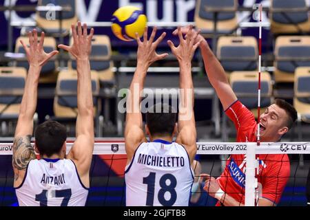 Ostrava, République tchèque. 09e septembre 2021. (G-D) Simone Anzani et Alessandro Michieletto d'Italie et Lukas Vasina de République tchèque en action pendant le championnat d'Europe de volley-ball masculin jeu du groupe B République tchèque contre Italie à Ostrava, République tchèque, 9 septembre 2021. Crédit: Jaroslav Ozana/CTK photo/Alay Live News Banque D'Images