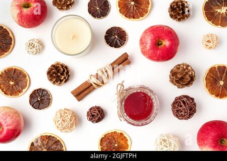 Composition de la couche plate d'automne des pommes, des aliments d'automne et de la décoration sur fond blanc. Ingrédients pour la confiture ou le vin chaud. Concept de nourriture pour vacances d'automne ou d'hiver. Flat-lay tendance et créatif. Banque D'Images