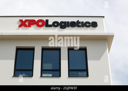 Saint Priest, France - 16 mai 2020 : XPO Logistics est l'un des 10 plus grands fournisseurs de services de transport et de logistique au monde Banque D'Images