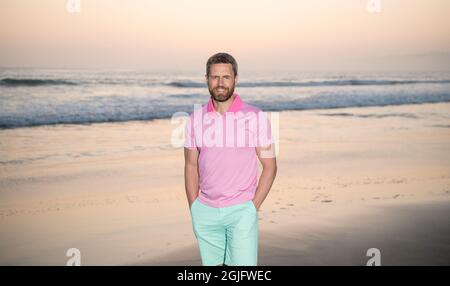 homme heureux sur la mer sur la plage d'été coucher de soleil, paysage marin Banque D'Images