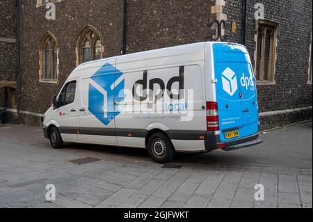 Livraison DPD, minibus local stationné dans le centre-ville de Norwich Banque D'Images