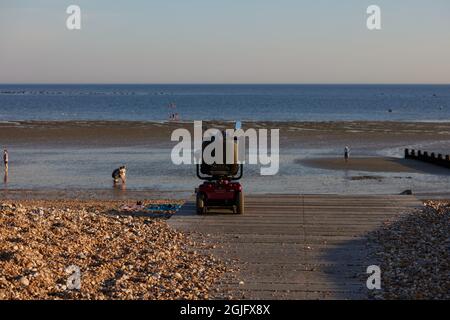 Scooter mobile et accès limité à la plage. Banque D'Images