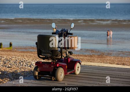 Scooter mobile et accès limité à la plage. Banque D'Images