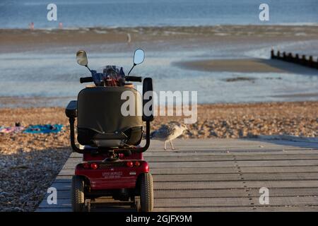 Scooter mobile et accès limité à la plage. Banque D'Images